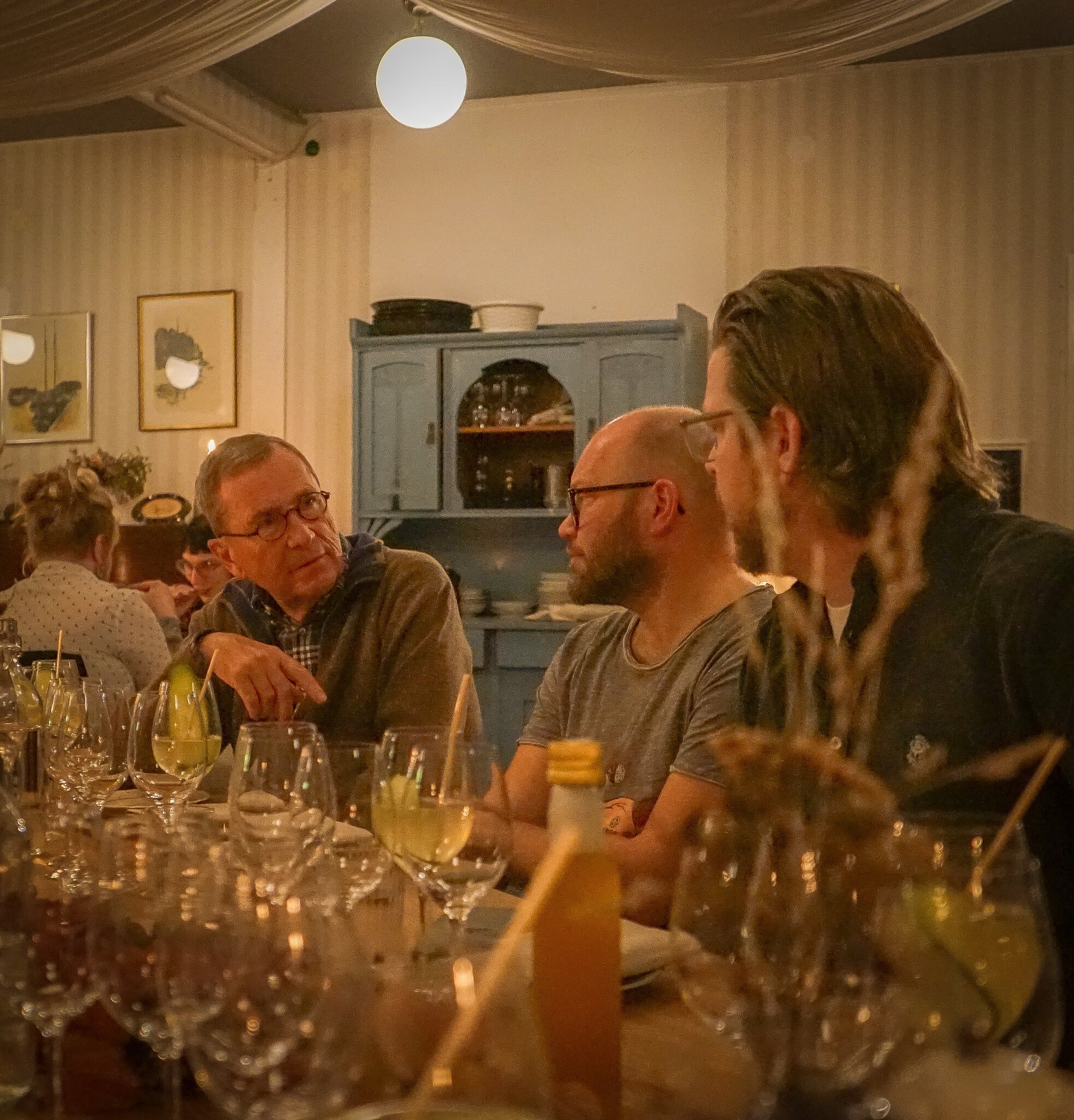 Goda kollegor tillsammans vid bord i restaurangen på House of Ven