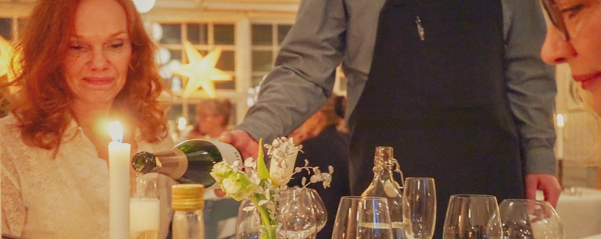 To kvindernyder nytårspakke med festmmeny og overnatning i Skåneeny og overna