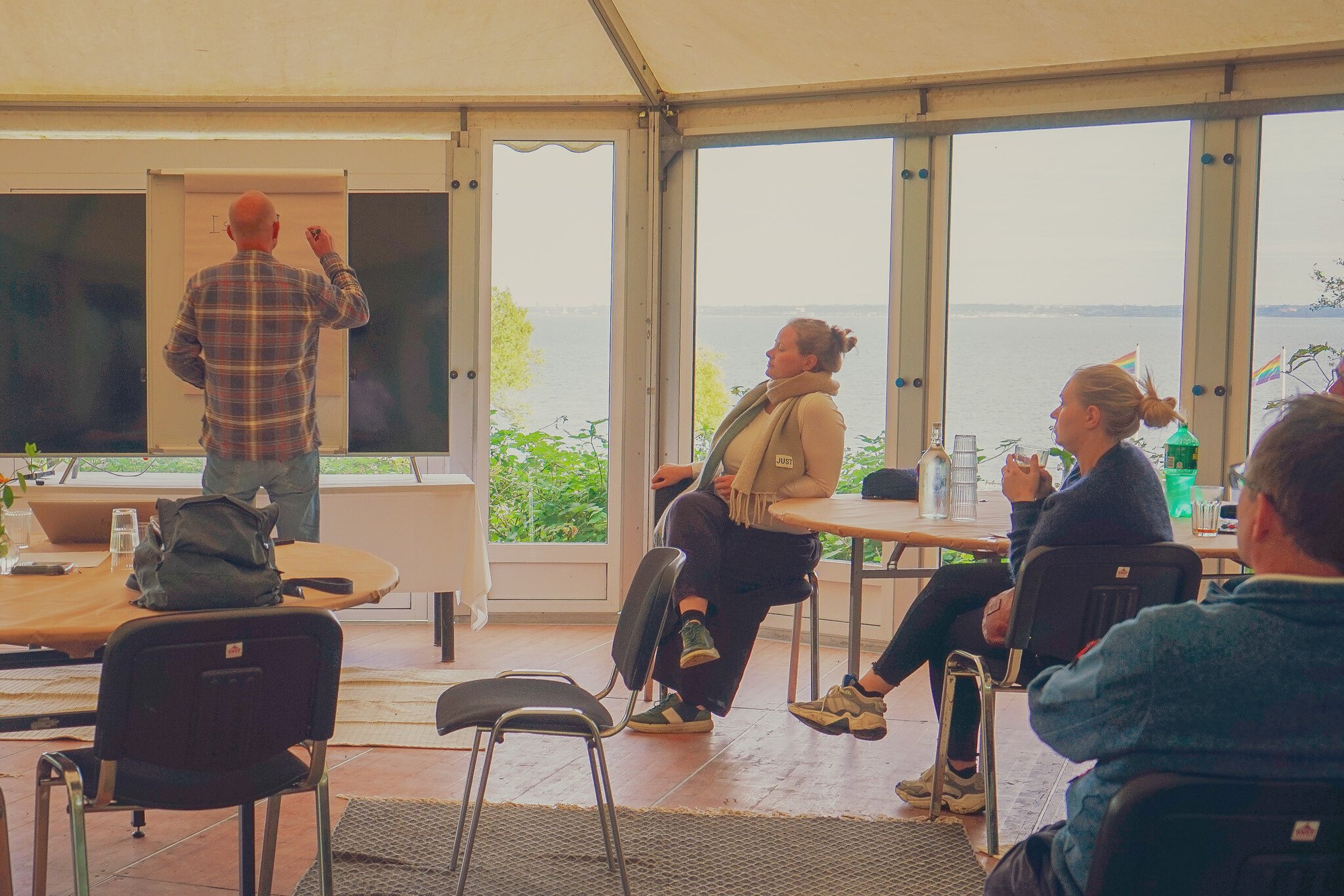 Folk til møde og konference i skovpavillonen på Camp Ven