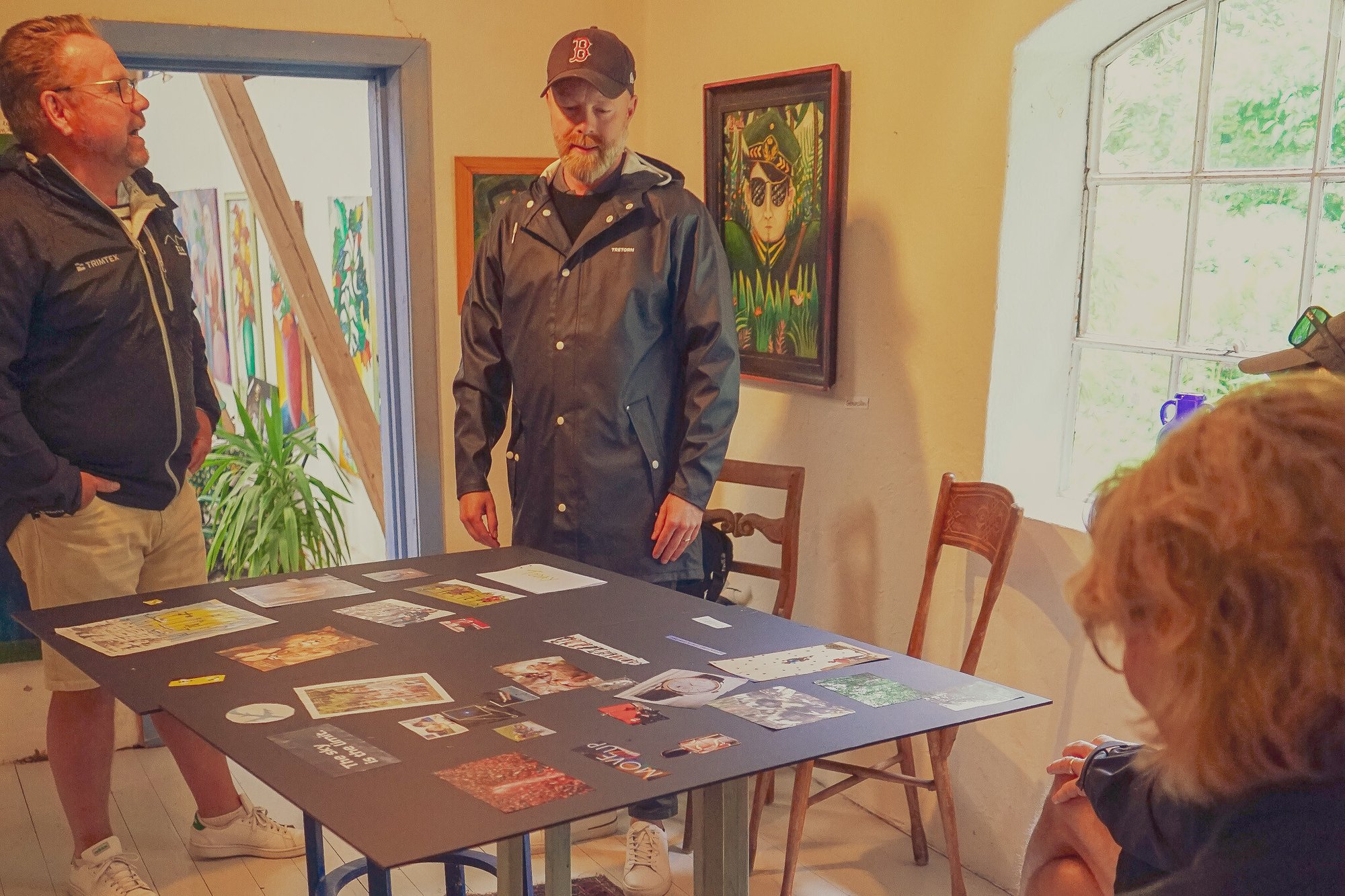 Tre deltagere i kreativ workshop på kunstgalleri på Ven