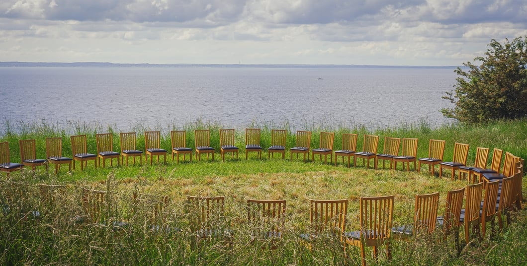 Uppställning av kreativt mötesrum ute i naturen på Ven