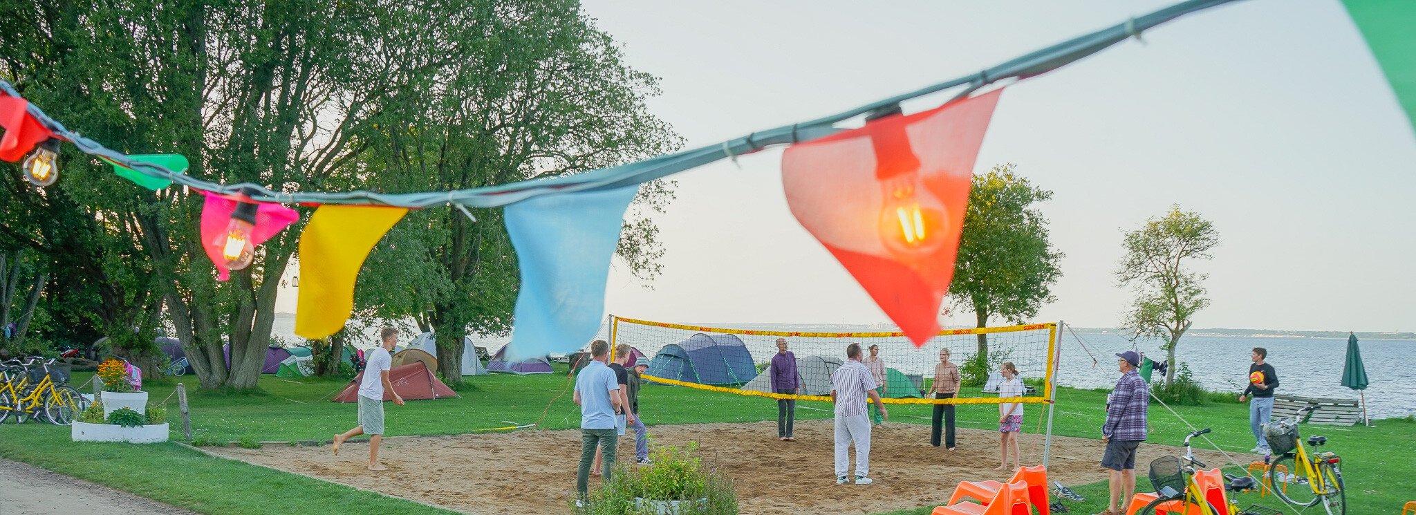 här har kollegor roligt på beachvolleybanan på Ven